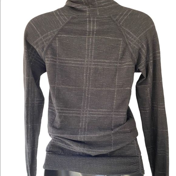 Athleta black  pull over Athletic Top with Thumb Holes - Picture 3 of 8
